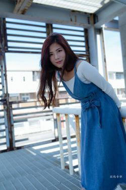女生游泳时泳衣掉了